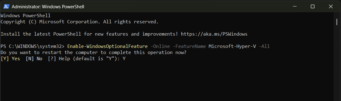 Hyper-V を有効にするコマンドを実行した後の PowerShell ウィンドウのスクリーンショット。